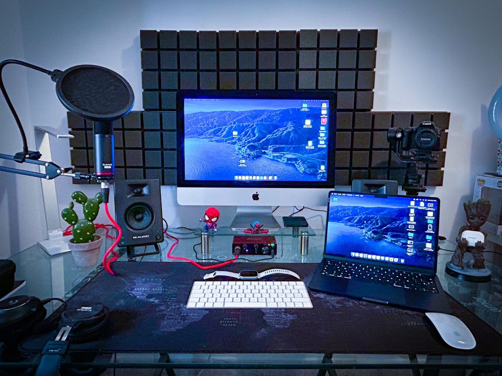 Estación de trabajo de edición digital con monitor, portátil, teclado y equipo de sonido en Retal Studio, Mataró.
