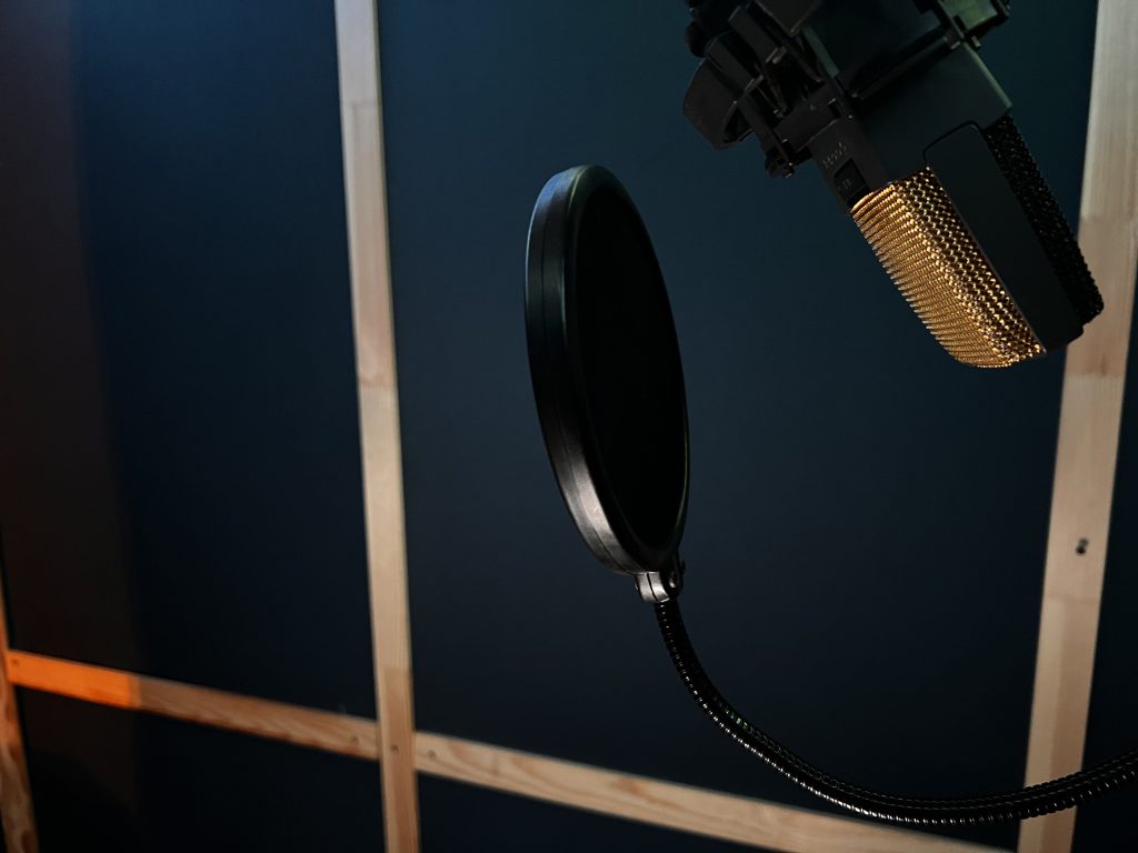Micrófono profesional con filtro anti-pop utilizado para la creación de contenido de audio para redes sociales en Mataró.