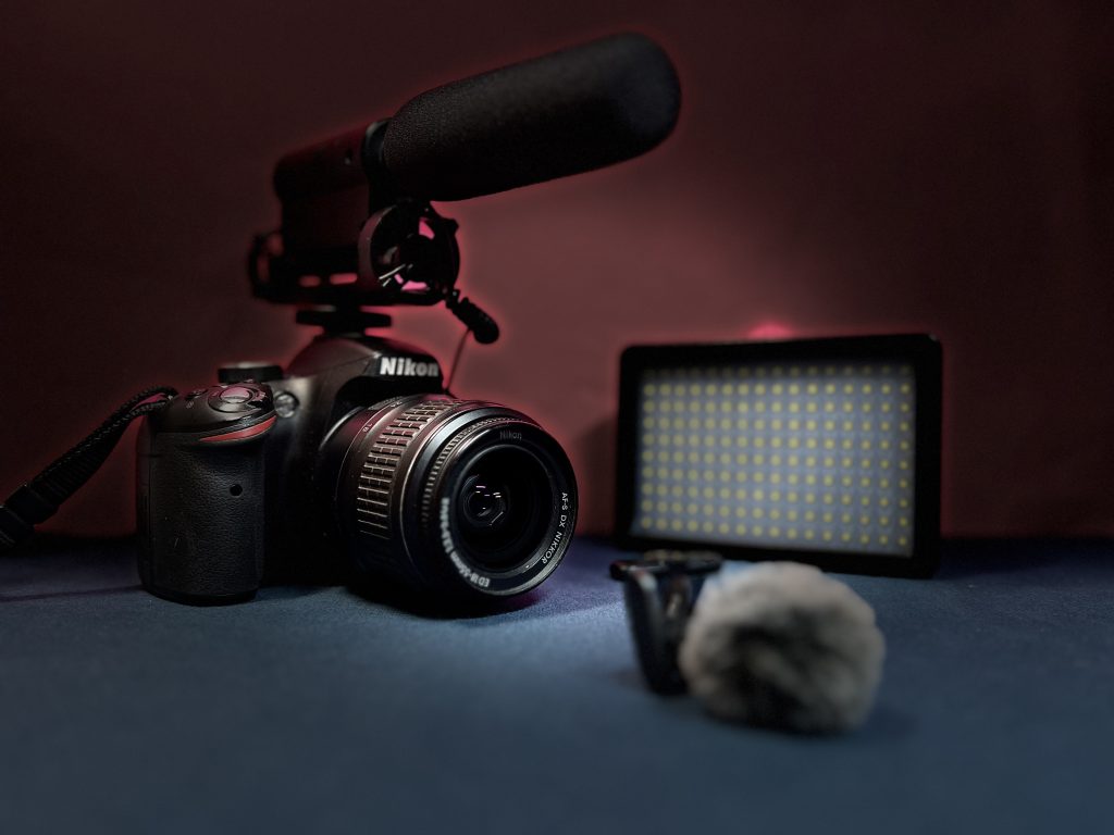Cámara de video profesional con micrófono y luz LED, representando la producción de video de alta calidad para redes sociales en Retal Studio, Mataró.