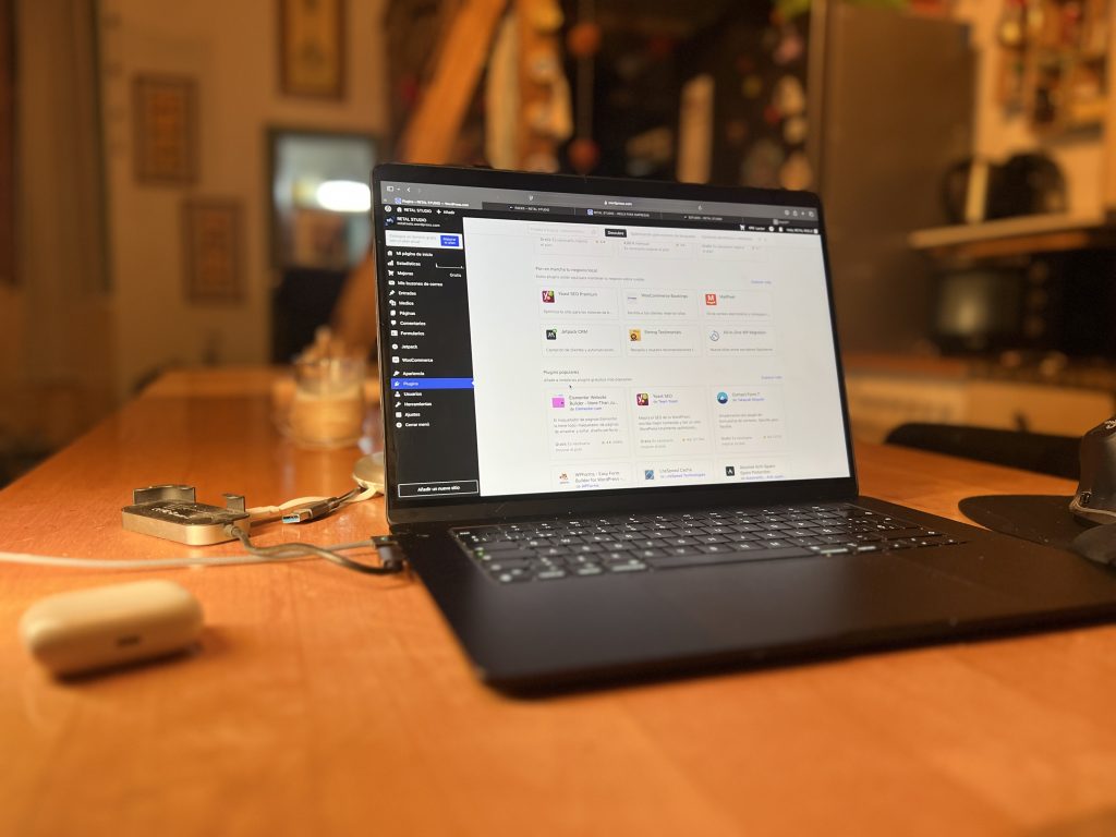 Portátil mostrando una interfaz de gestión de redes sociales, ilustrando el trabajo de edición y programación de contenido para plataformas digitales en Mataró.